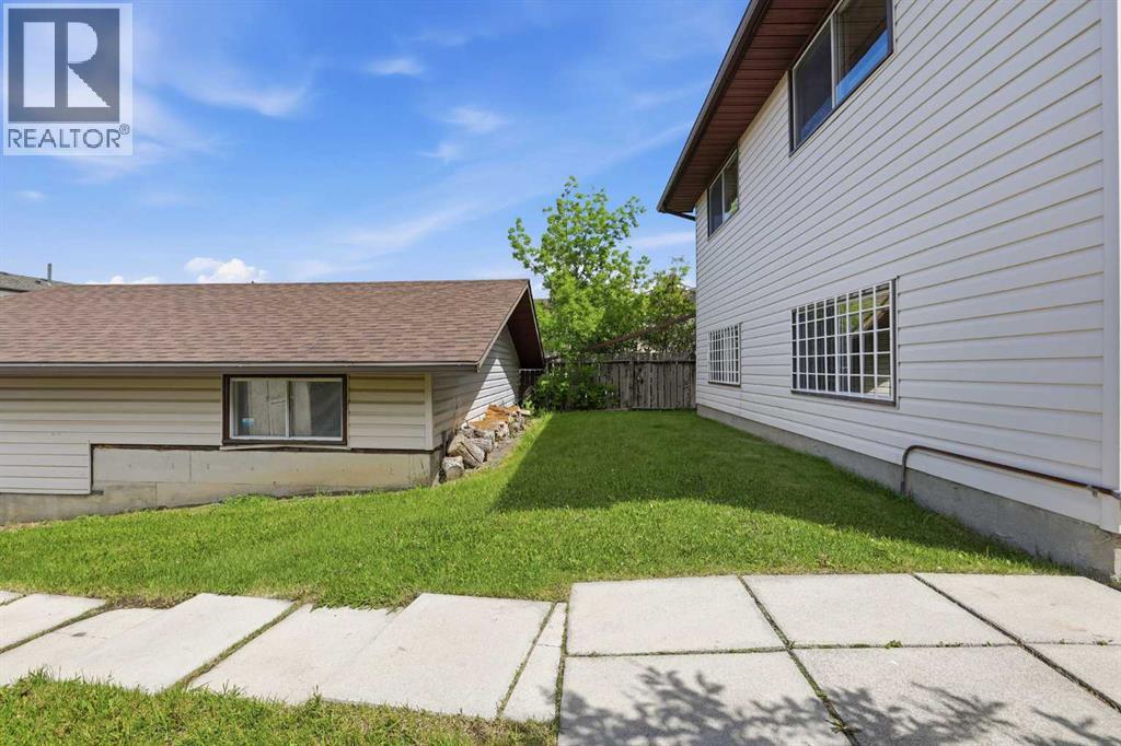 471 Berkley Crescent NW — photo 48
