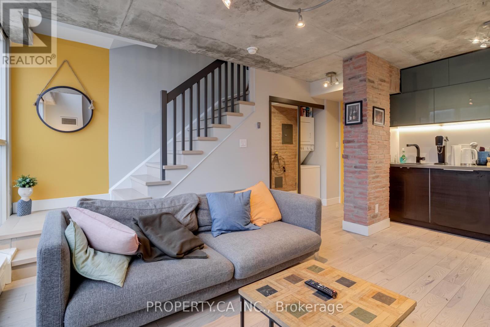 Listing photo of 1011 - 1029 KING STREET W