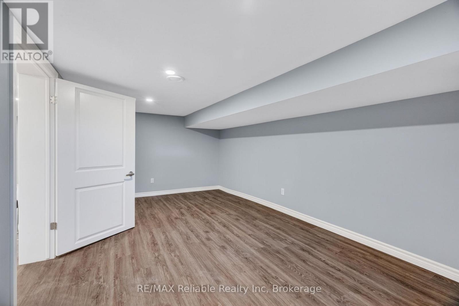 182 JARVIS STREET S - 26