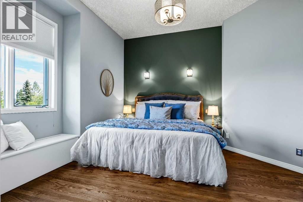 Primary bedroom that accommodates a king-size bed