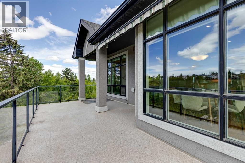 Vinyl Dura-Deck has recently been redone and includes 2 gas BBQ outlets