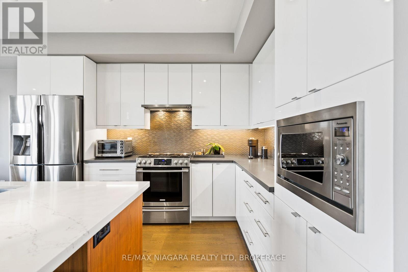 60 WATERVIEW LANE - 7