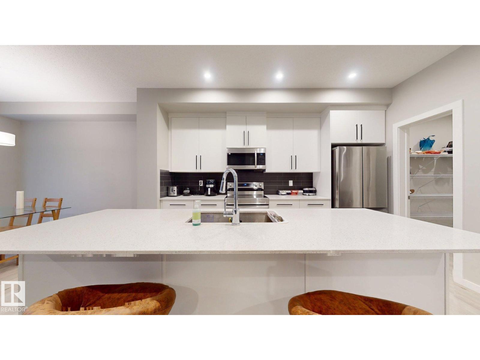 607 31 AV NW - 9
