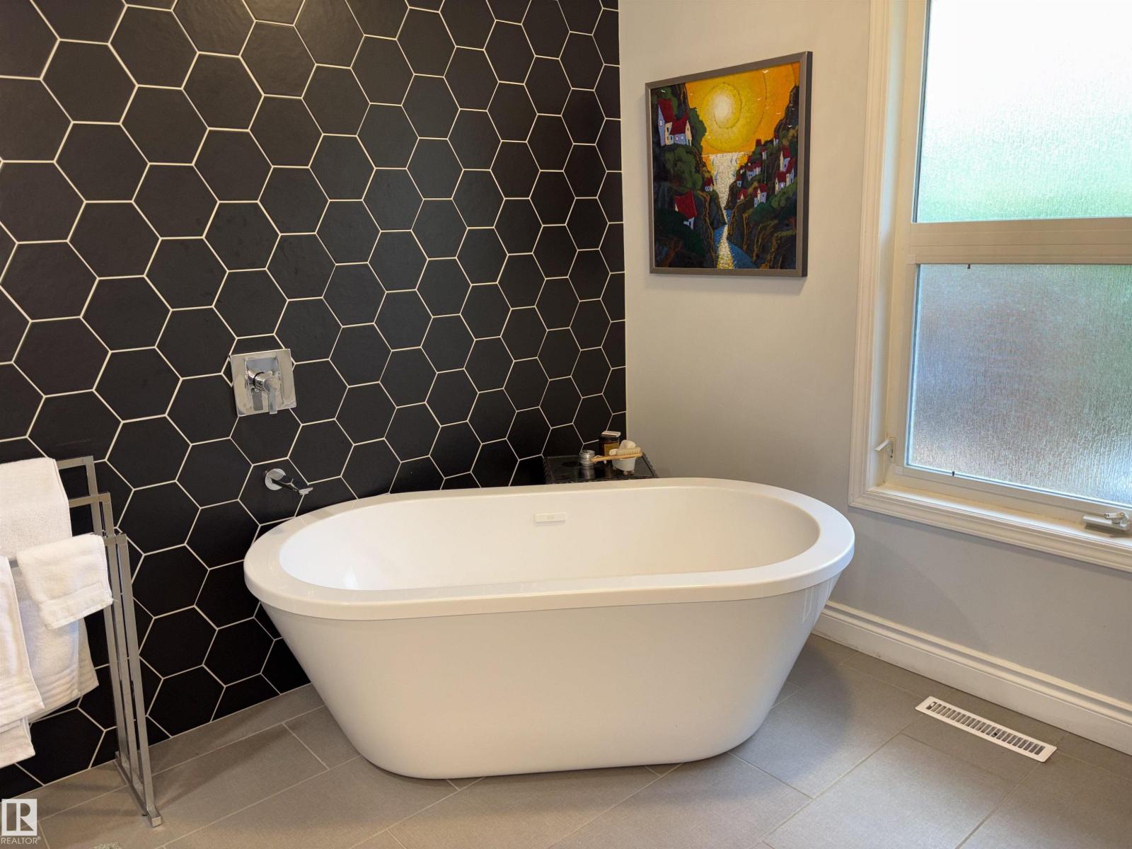 14016 85 AV NW - 9