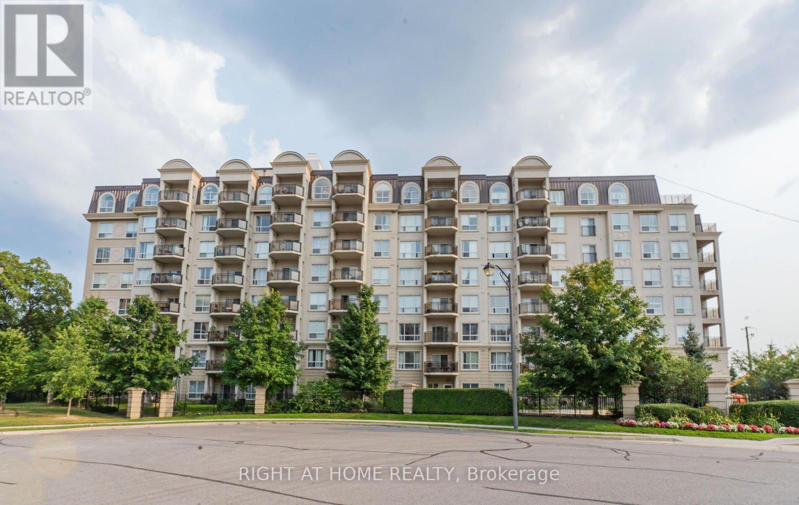 Listing photo of 111 - 1 MAISON PARC COURT