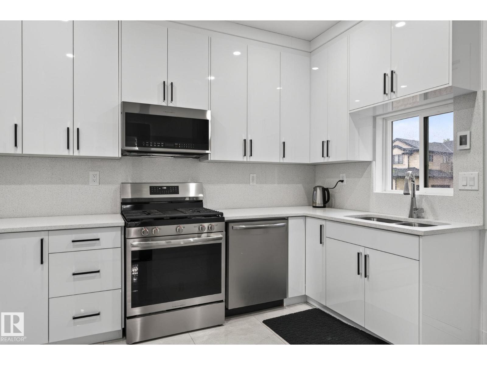 7304 164 AV NW - 15