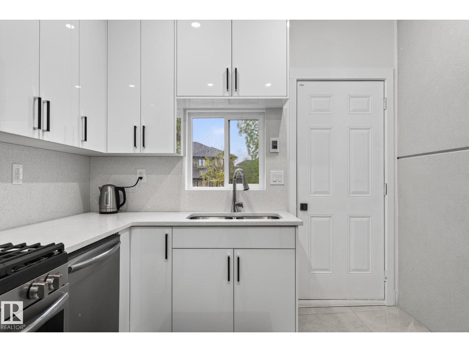 7304 164 AV NW - 17