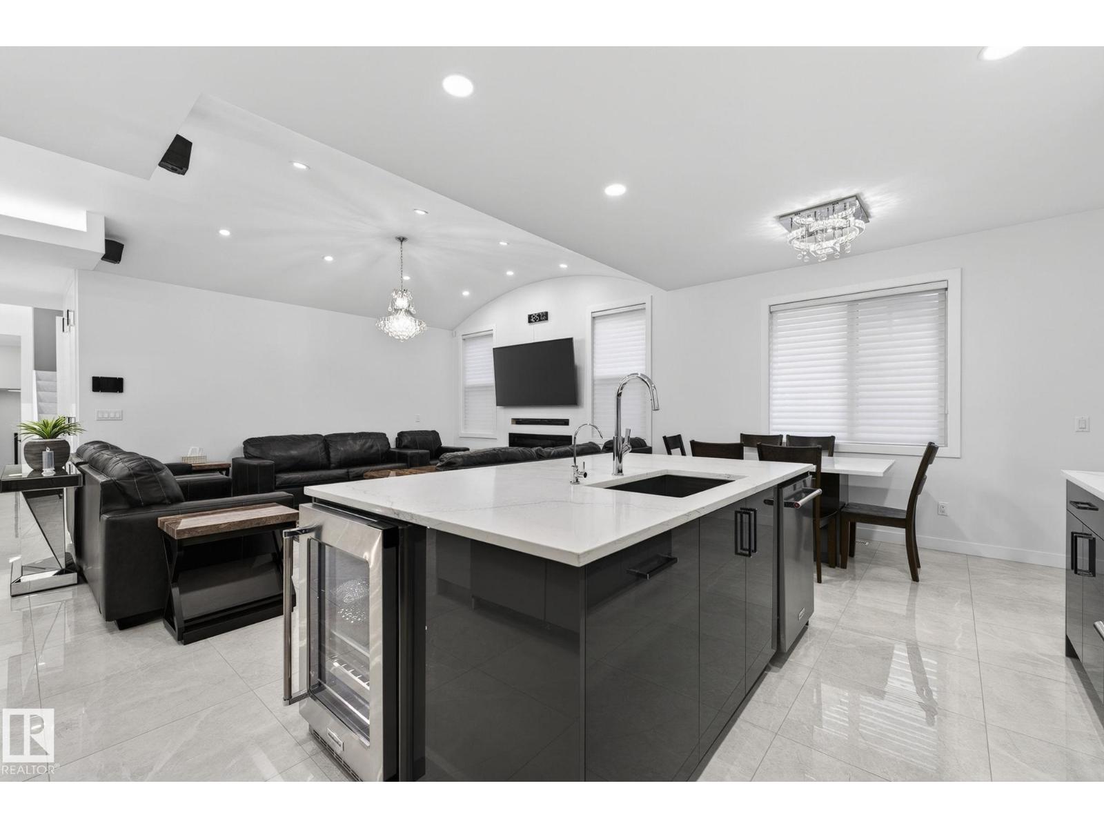 7304 164 AV NW - 10