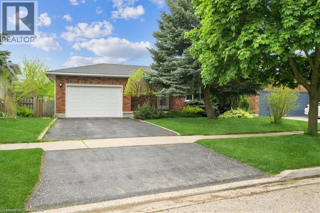 47 CLAYCROFT Crescent Unit# Upper — photo 1