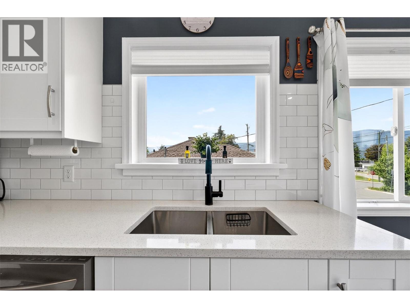 1050 8 Avenue NE - 10