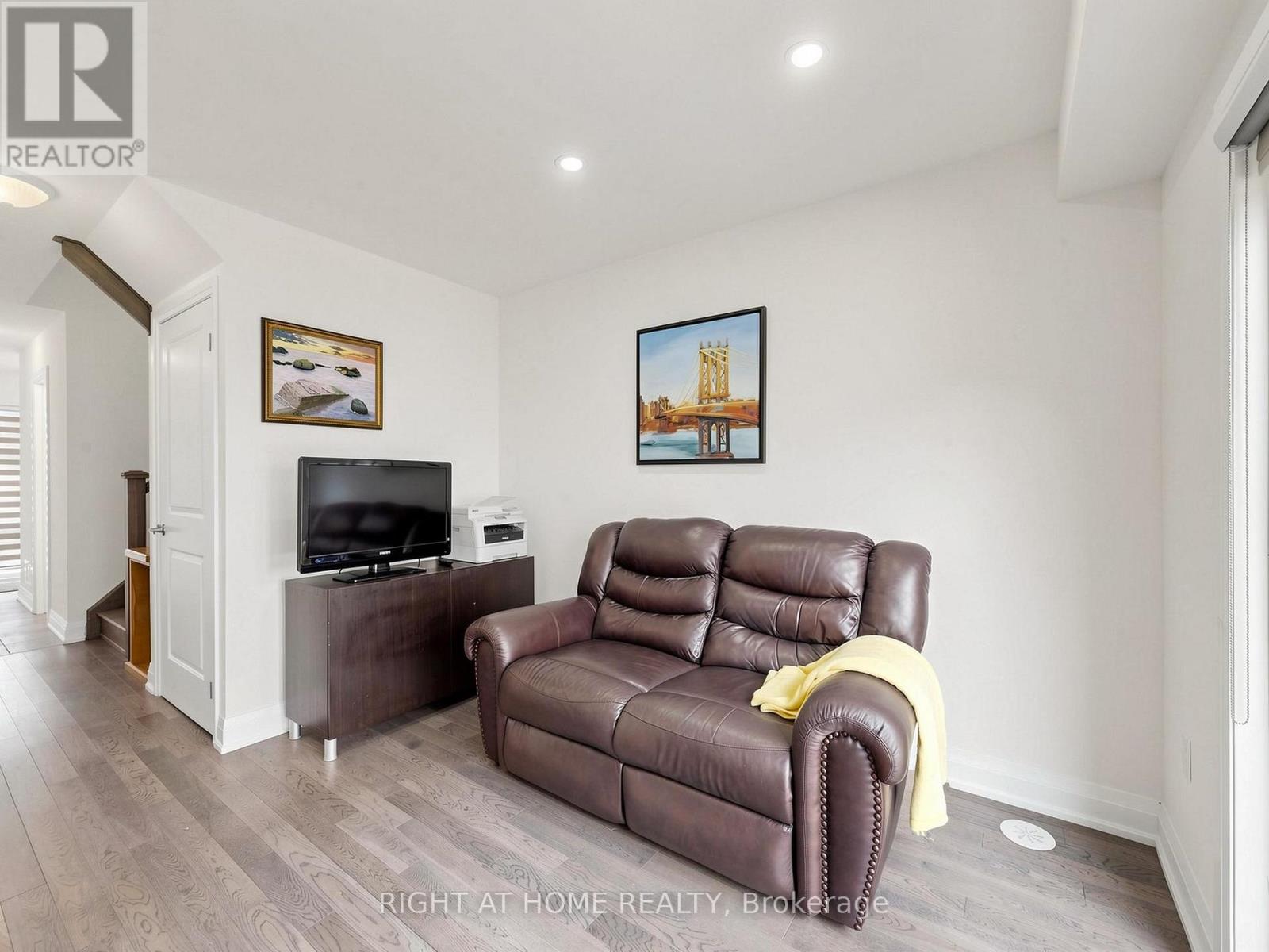 23 MONEYPENNY PLACE - 33