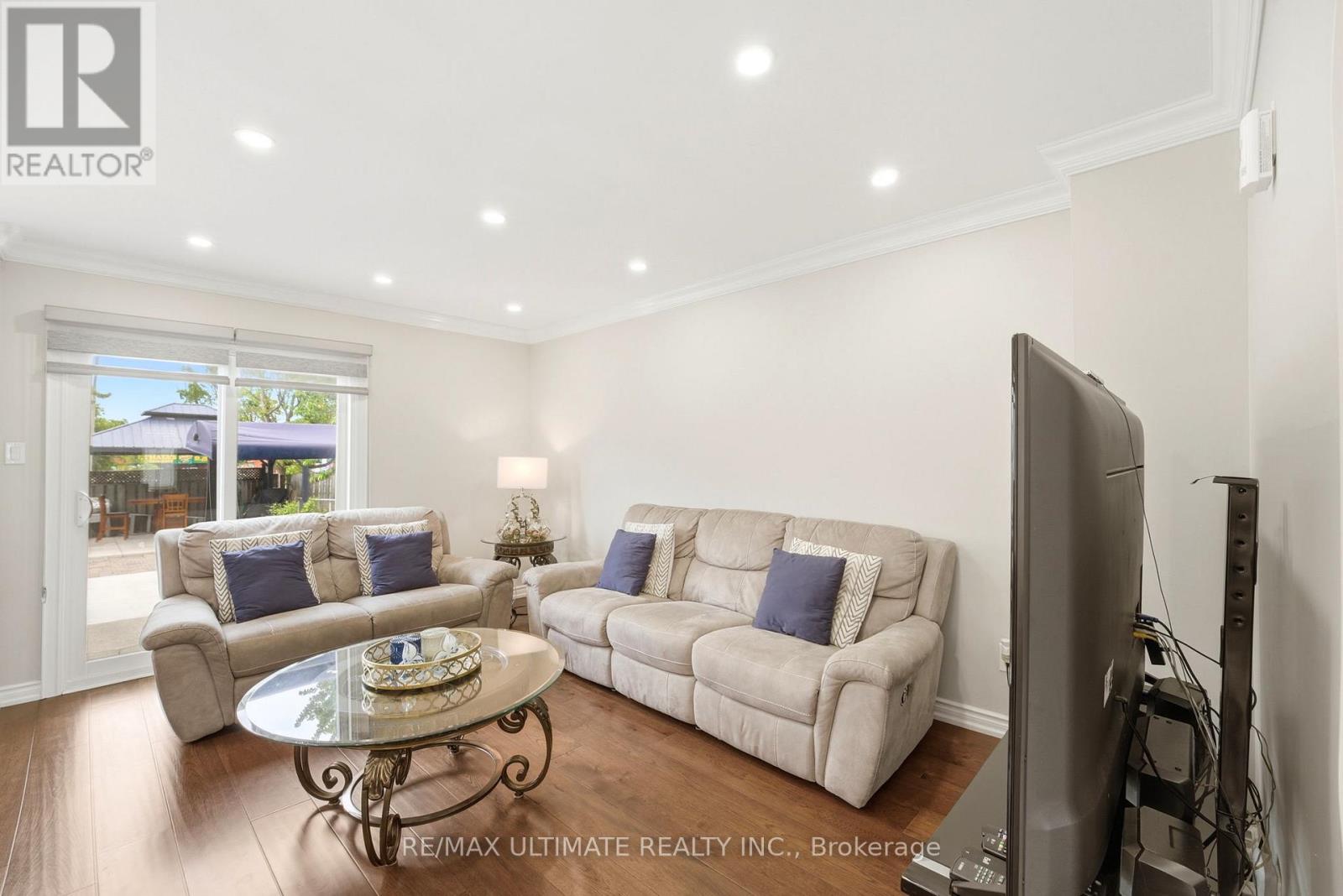 37 CATHY JEAN CRESCENT - 11