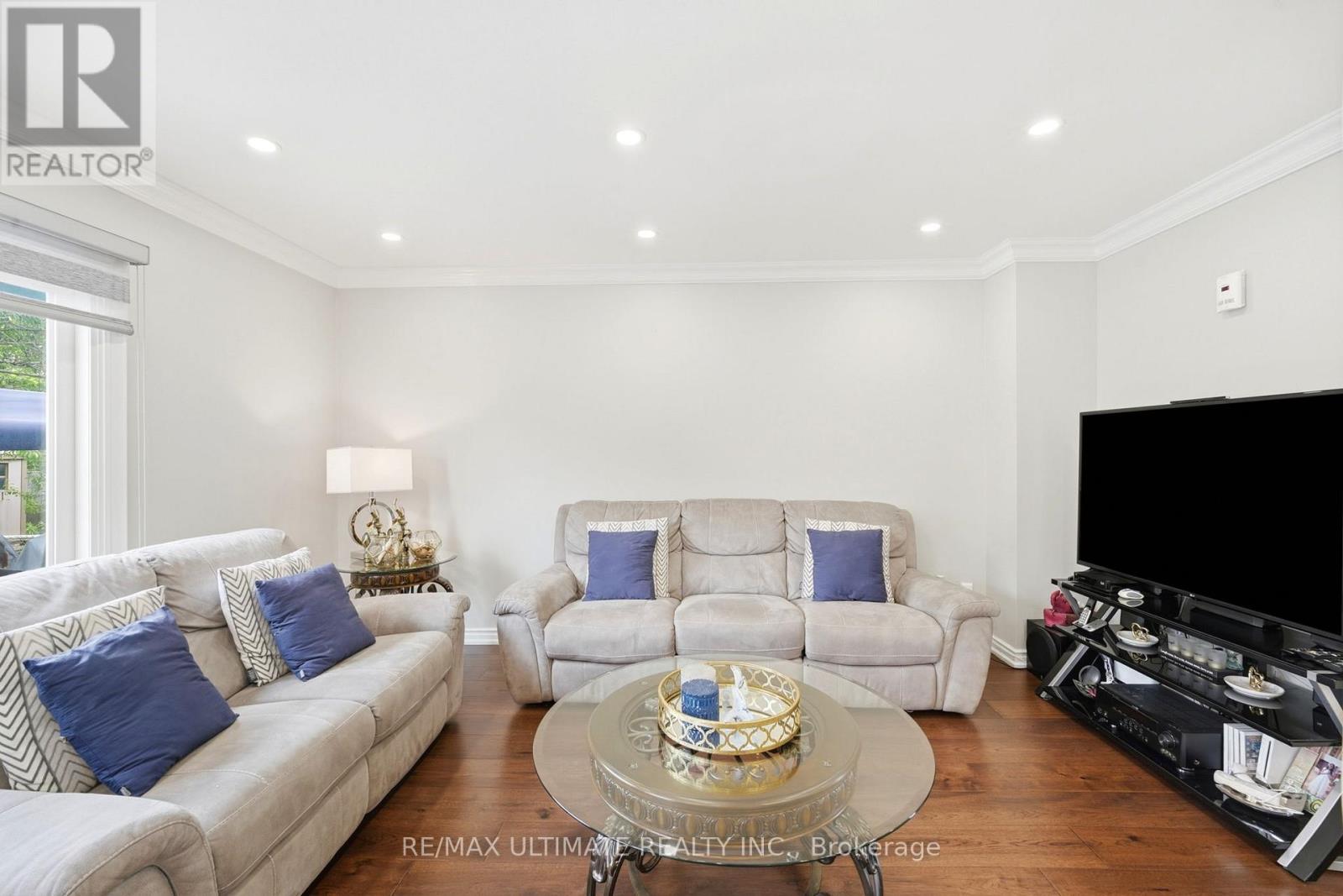 37 CATHY JEAN CRESCENT - 12