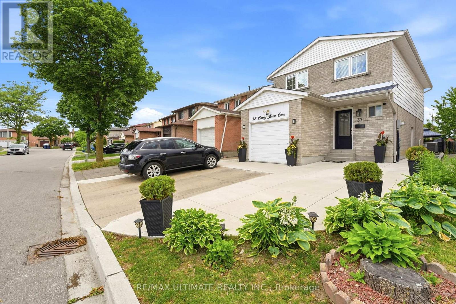 37 CATHY JEAN CRESCENT - 27