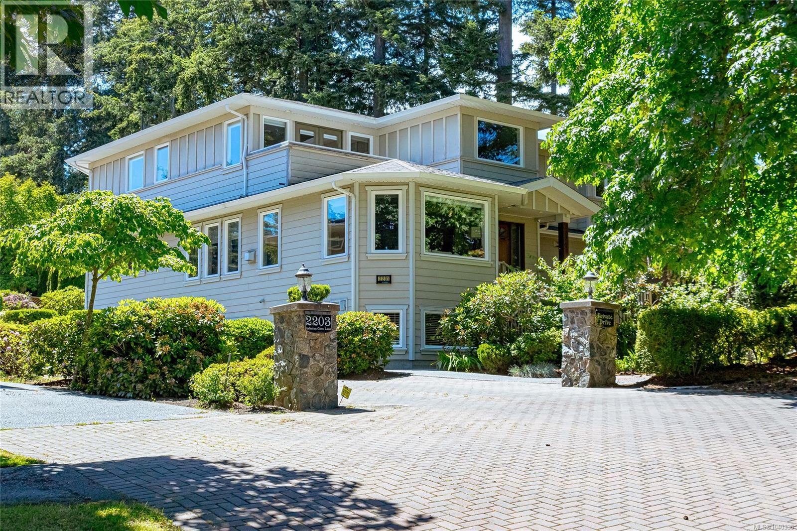 2201 Arbutus Cove Lane, Saanich