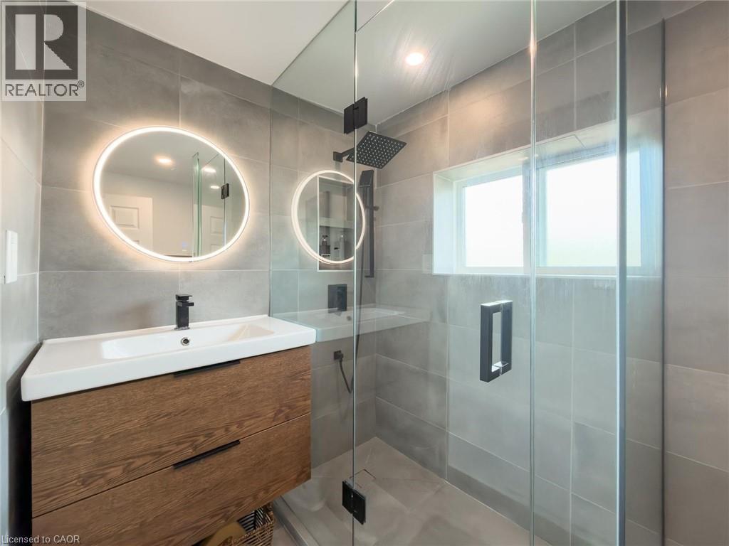 32 LORNE Street - 24