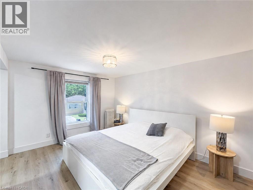 32 LORNE Street - 21