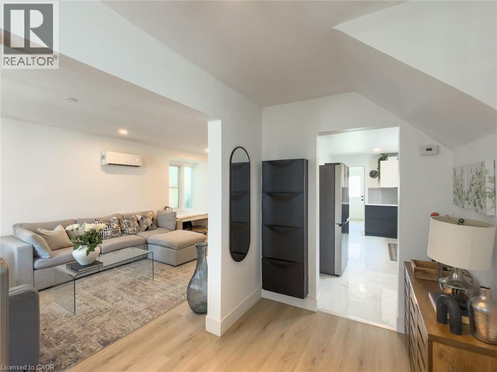 32 LORNE Street - 12