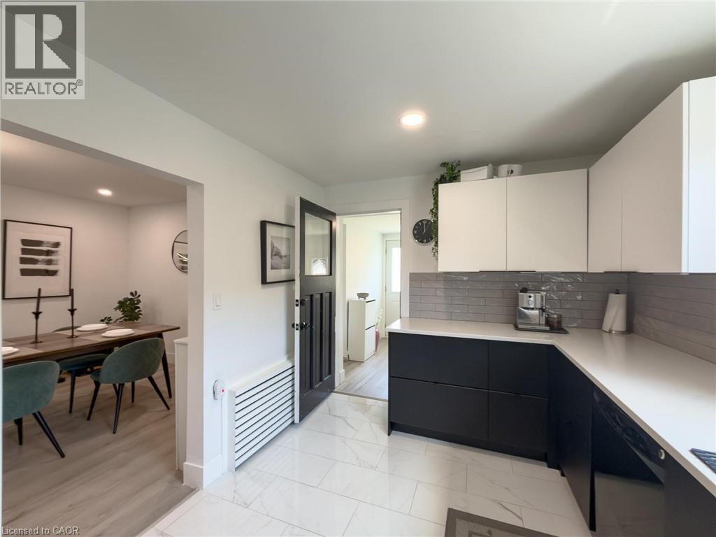 32 LORNE Street - 17