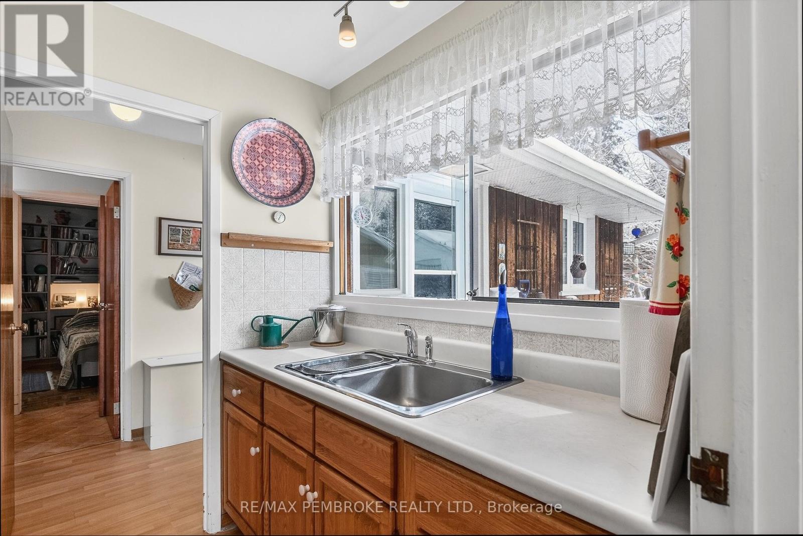 98 GLENDALE AVENUE - 16