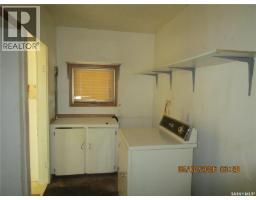 Den - 330 2nd Avenue E, Assiniboia, SK S0H0B0 Photo 6