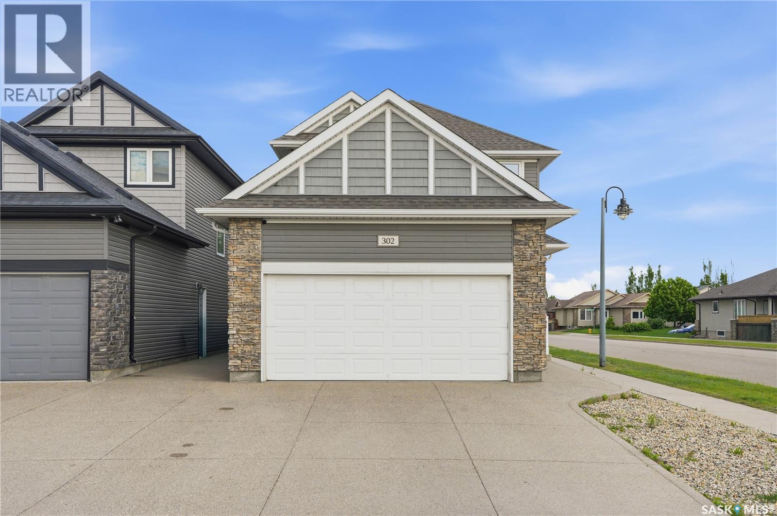 302 Dickson CRESCENT - 1