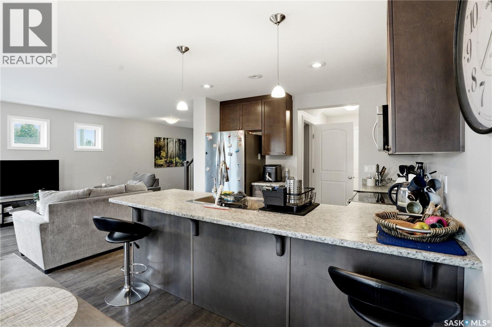 302 Dickson CRESCENT - 11