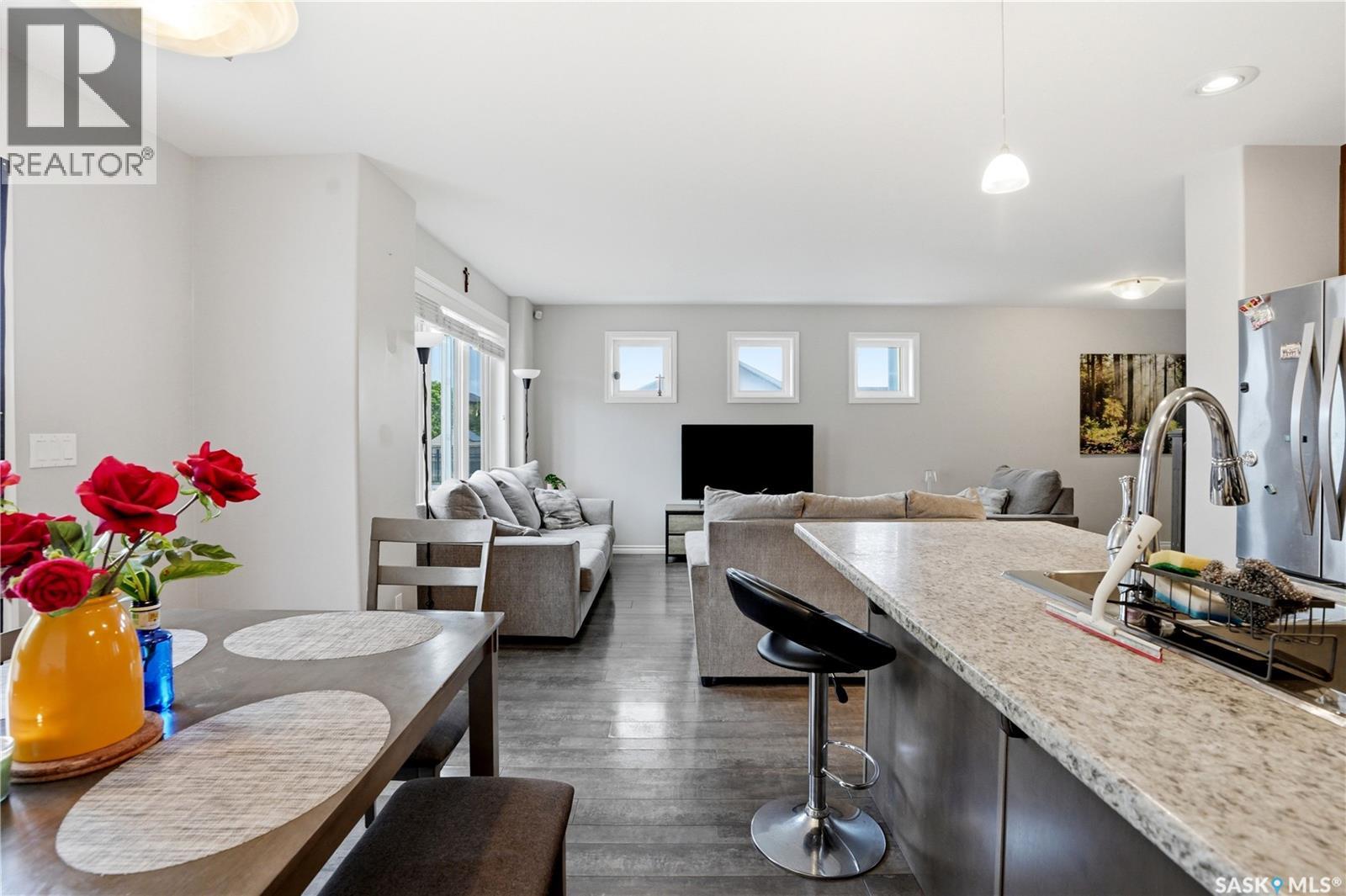 302 Dickson CRESCENT - 12