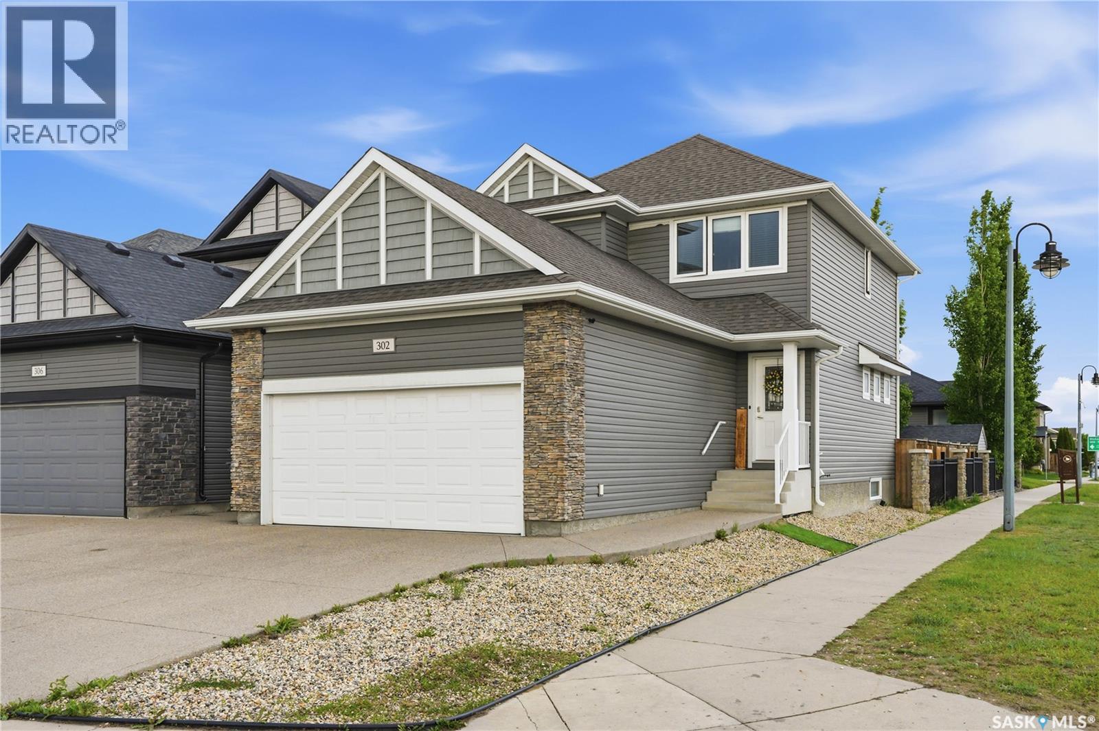 302 Dickson CRESCENT - 2