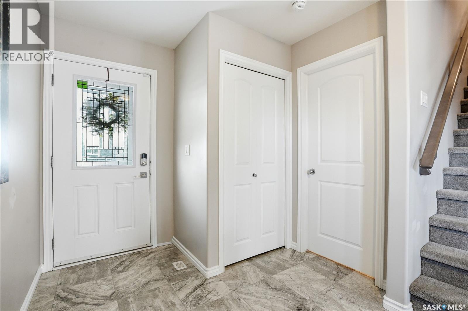 302 Dickson CRESCENT - 3