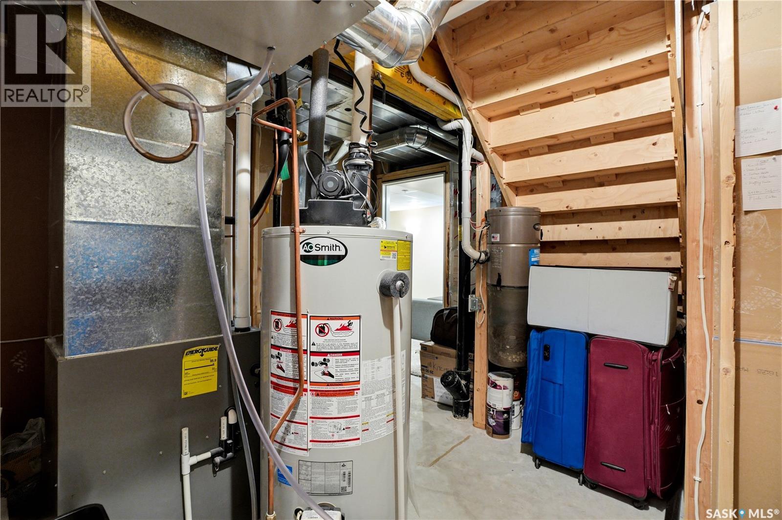 302 Dickson CRESCENT - 32