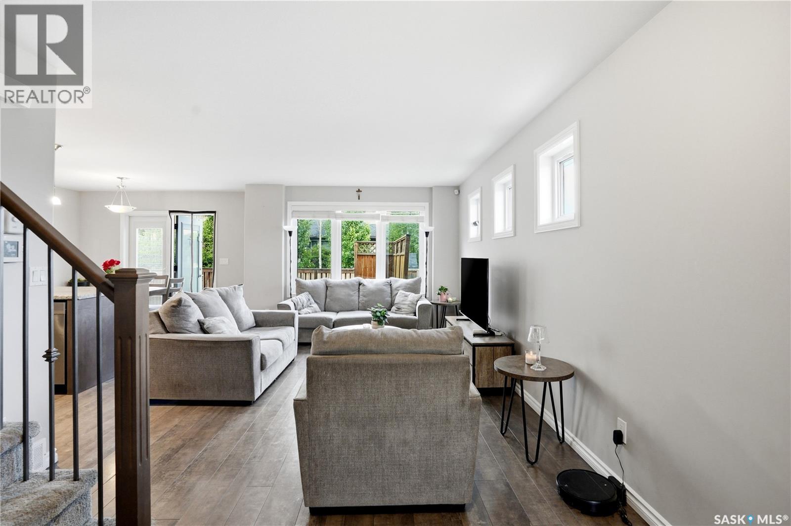 302 Dickson CRESCENT - 4