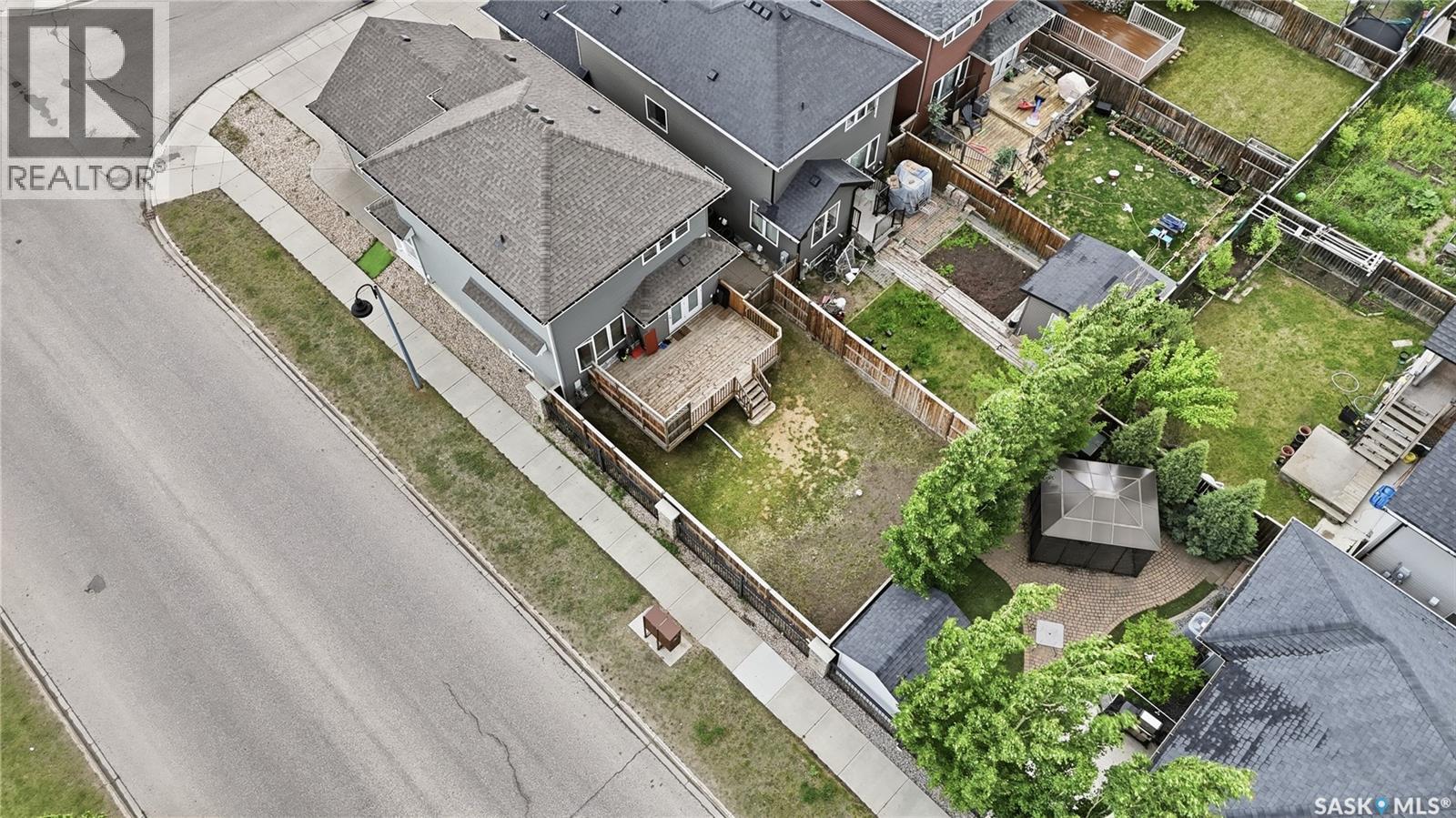 302 Dickson CRESCENT - 40