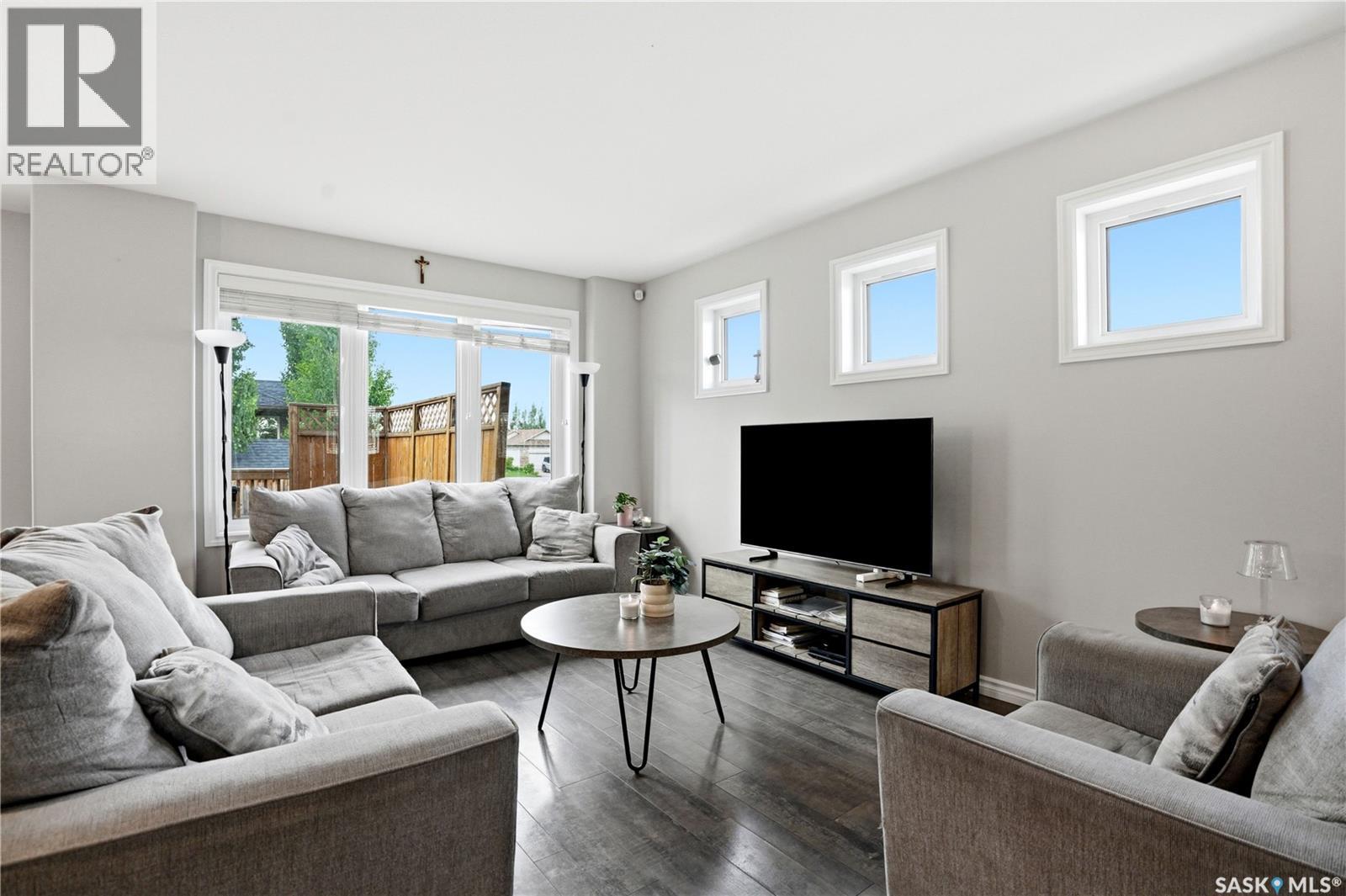 302 Dickson CRESCENT - 6
