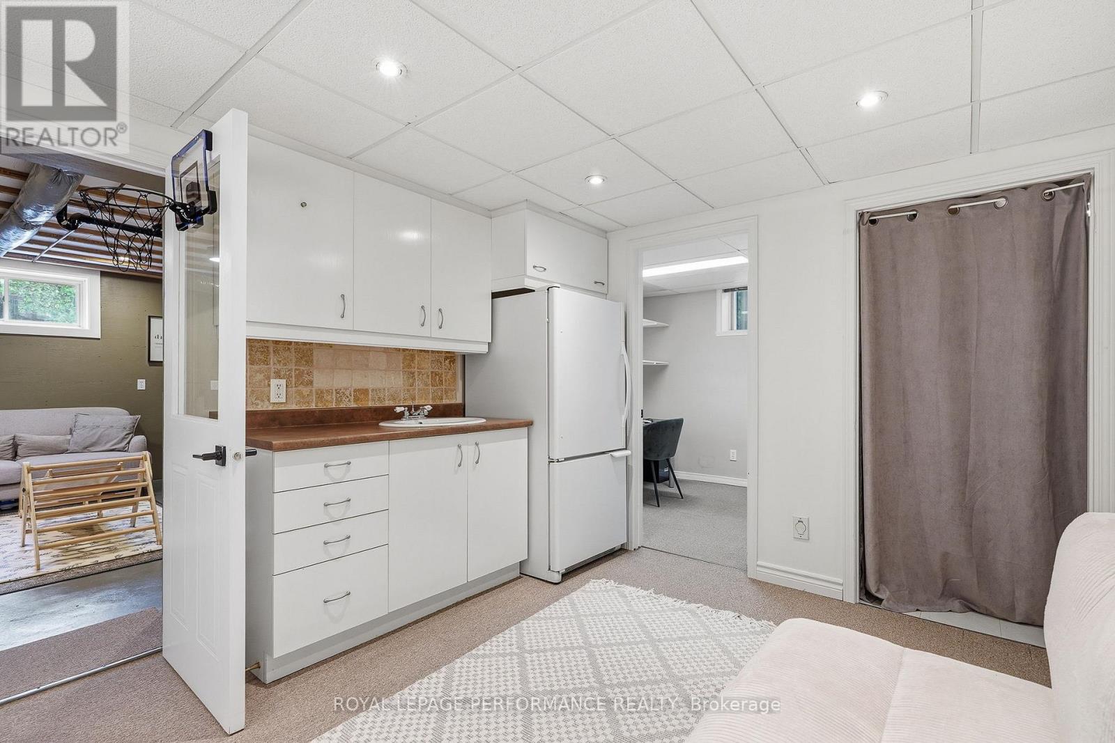 905 ROYAL AVENUE - 26