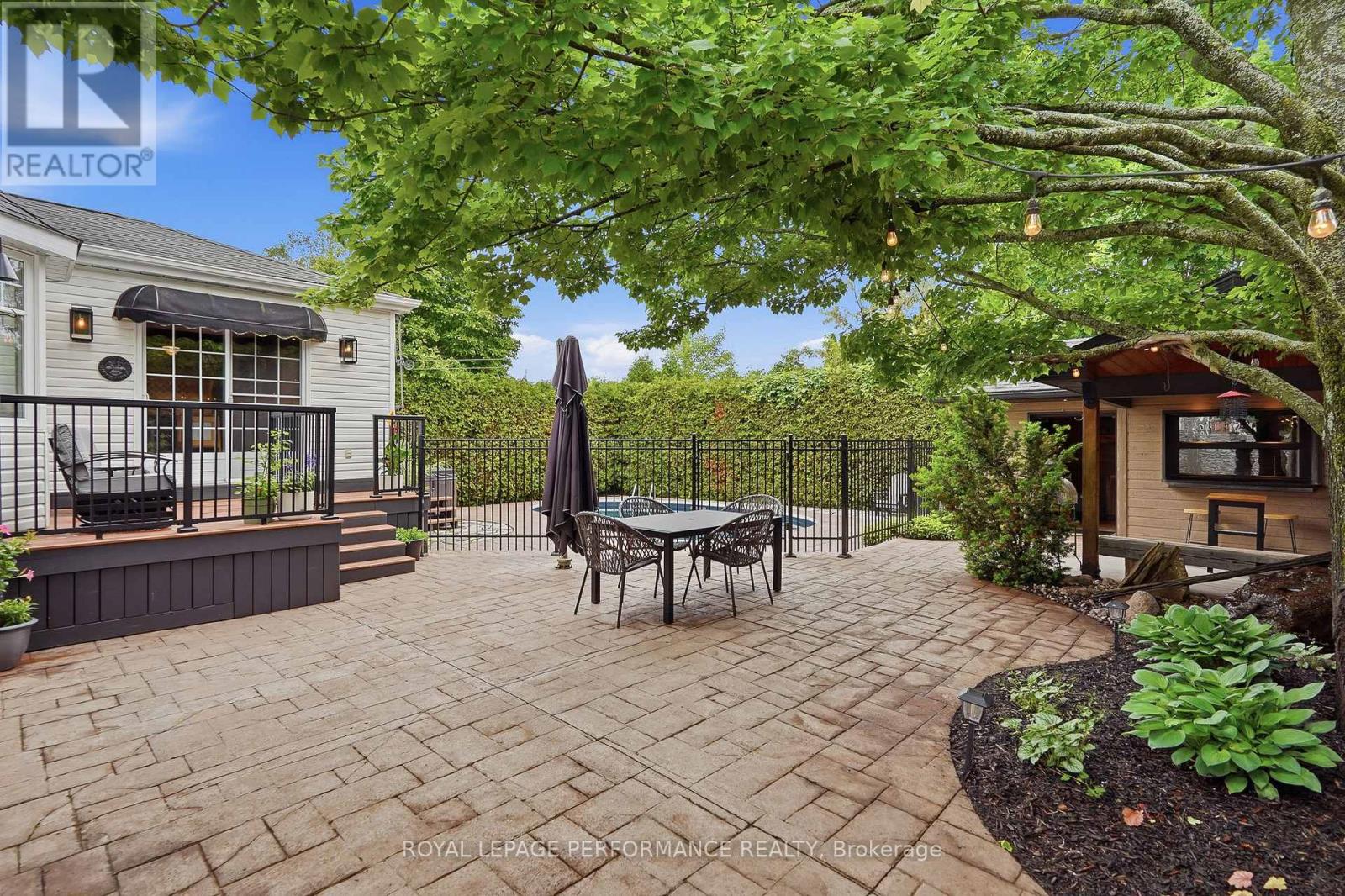 905 ROYAL AVENUE - 32