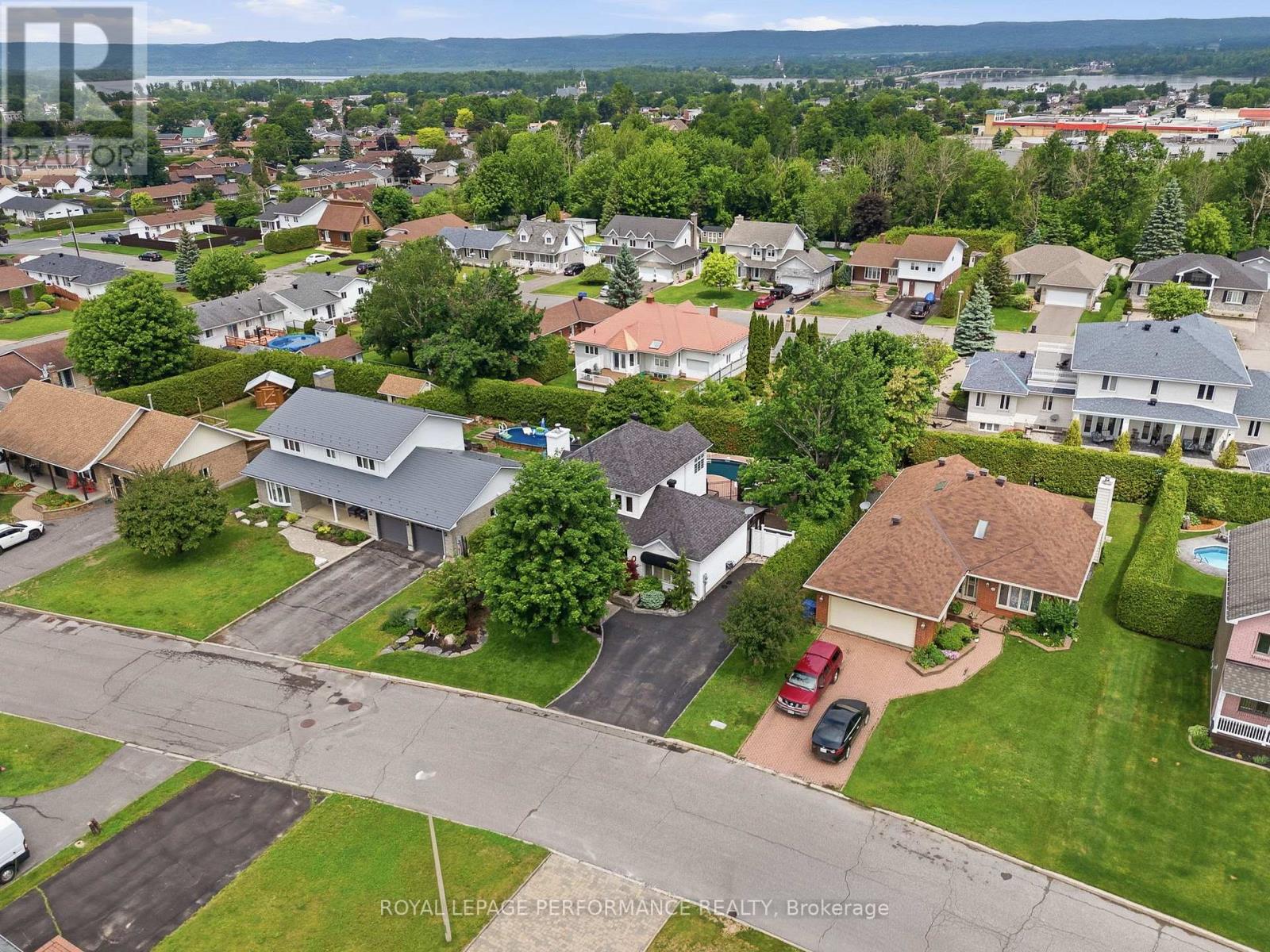 905 ROYAL AVENUE - 39