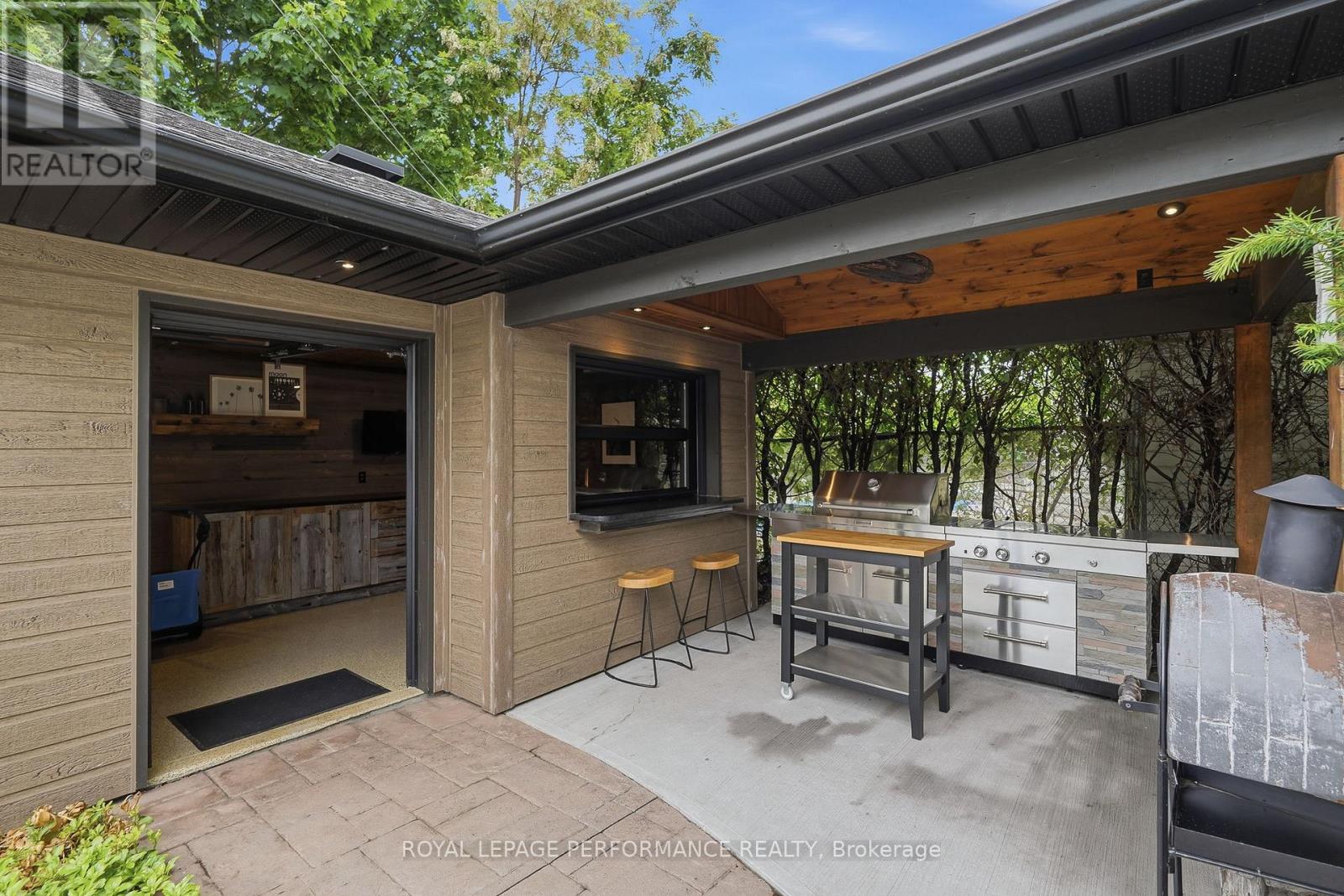 905 ROYAL AVENUE - 35