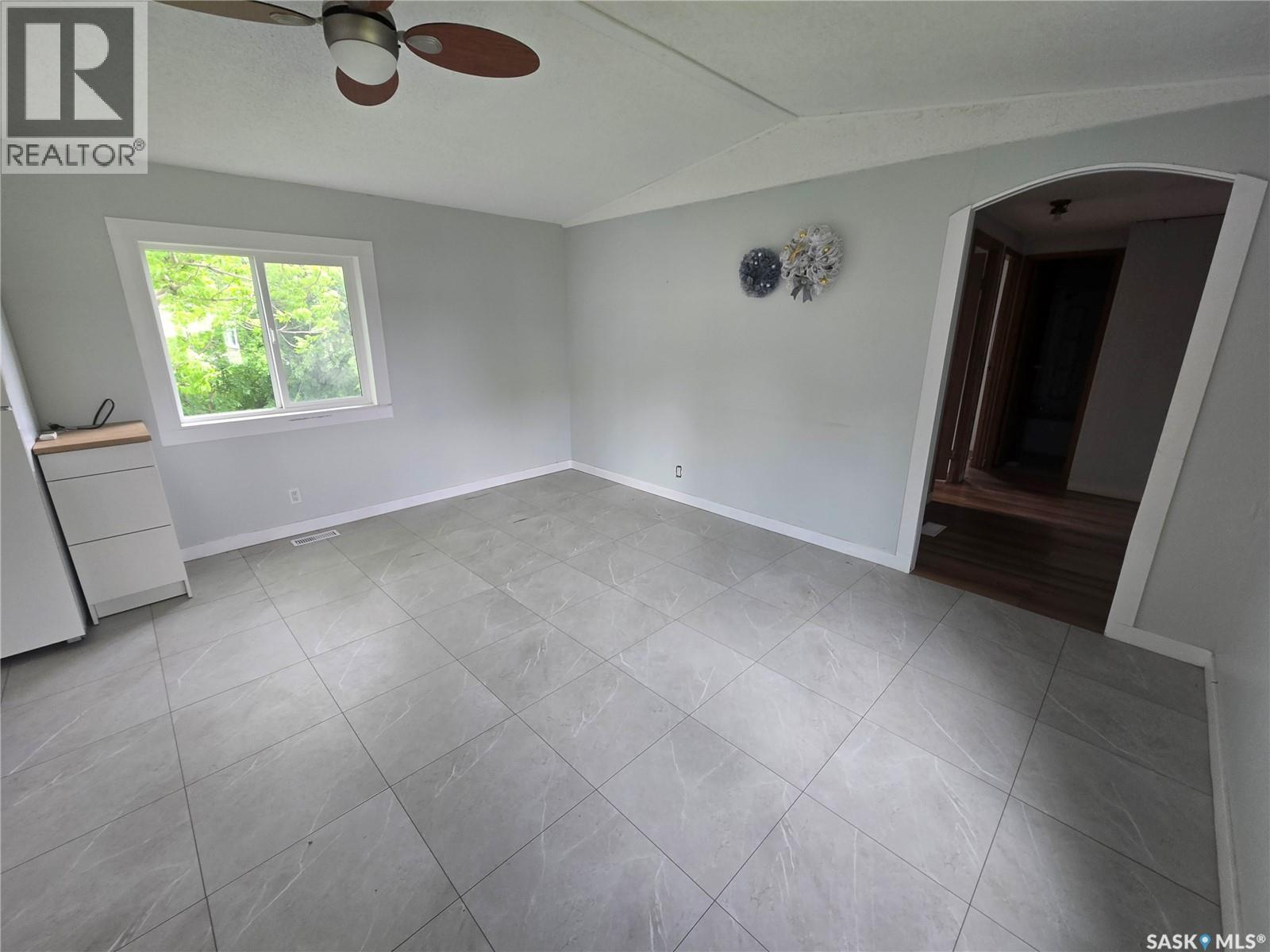 212 Railway AVENUE N - 12