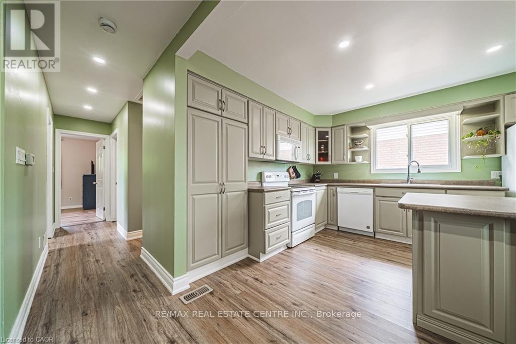 27 LUDLOW CRESCENT - 16