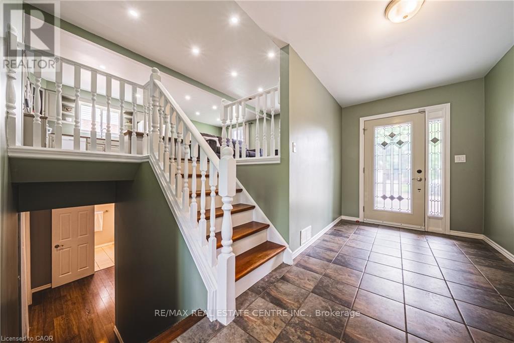 27 LUDLOW CRESCENT - 2