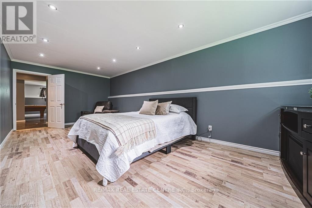 27 LUDLOW CRESCENT - 32