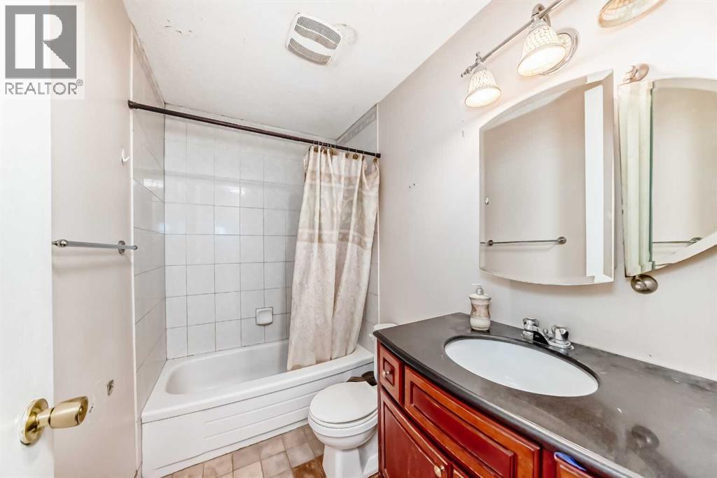 Main 4Pce. Bathroom , TILE Flooring