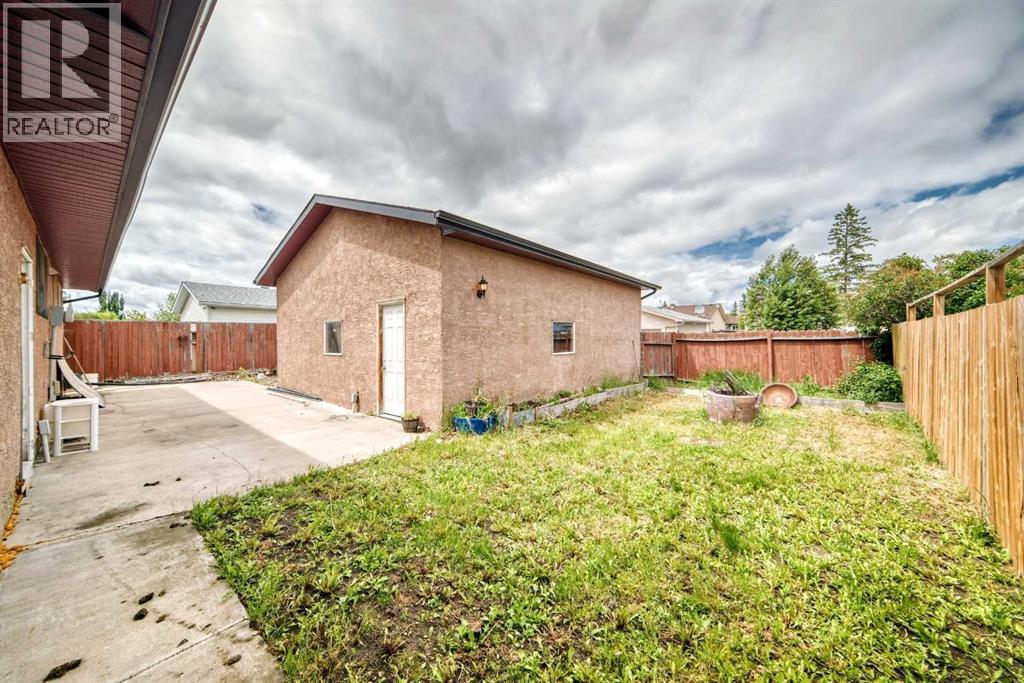 BIG PRIVATE Fenced Back yard with Poured Concrete Patio