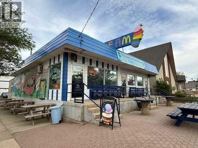 202 2 Street W — photo 22