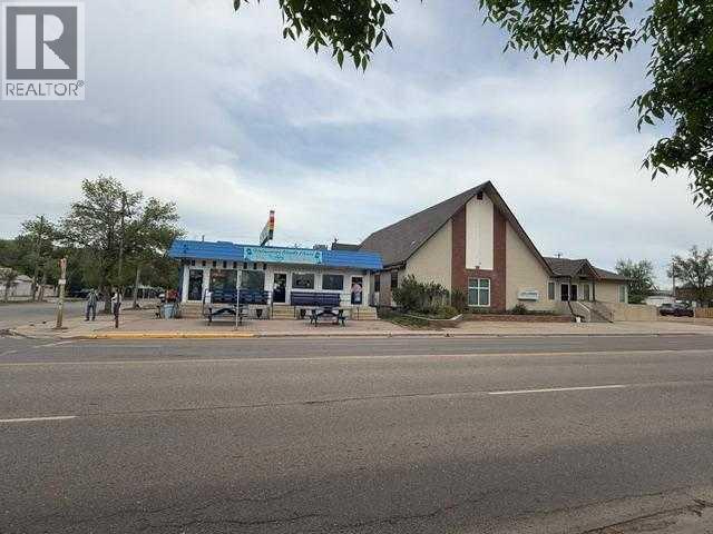 202 2 Street W — photo 8