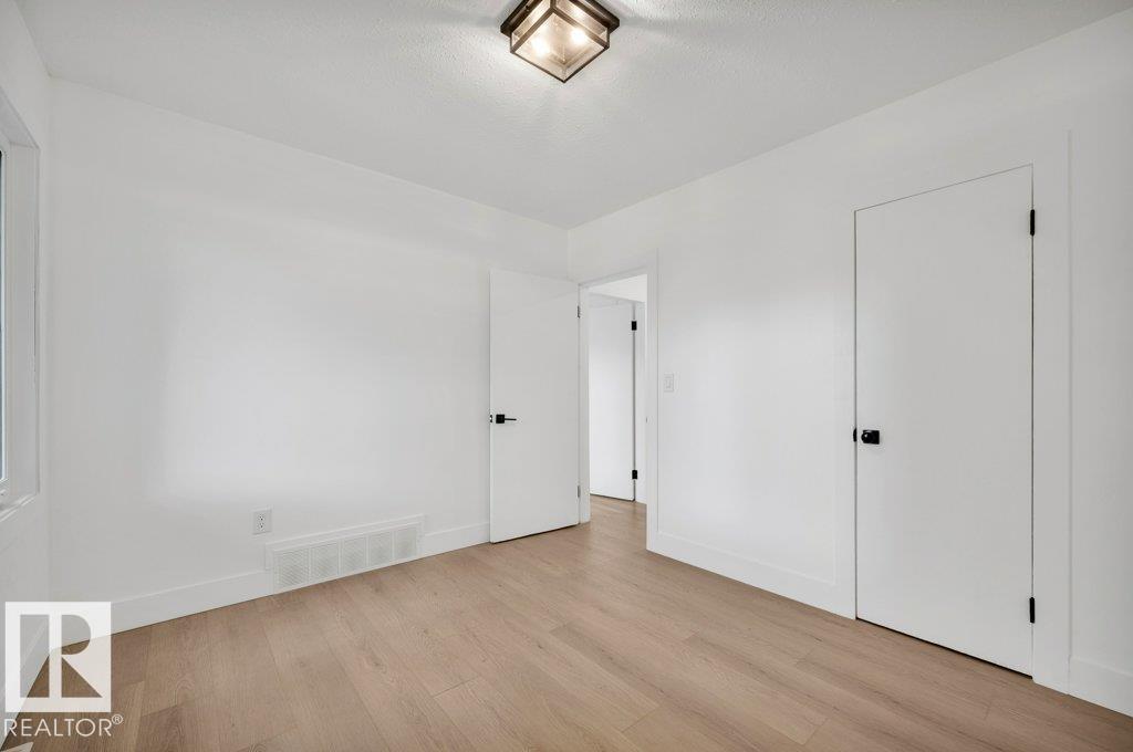 8712 89 AV NW — photo 22