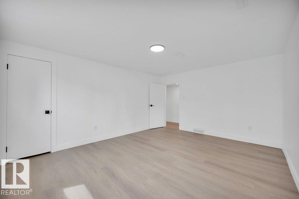 8712 89 AV NW — photo 36