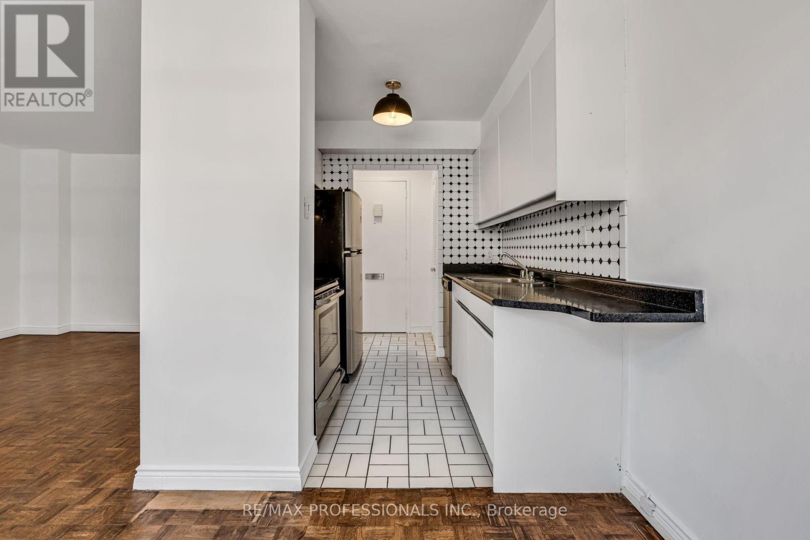 #303 335 LONSDALE ROAD - 11