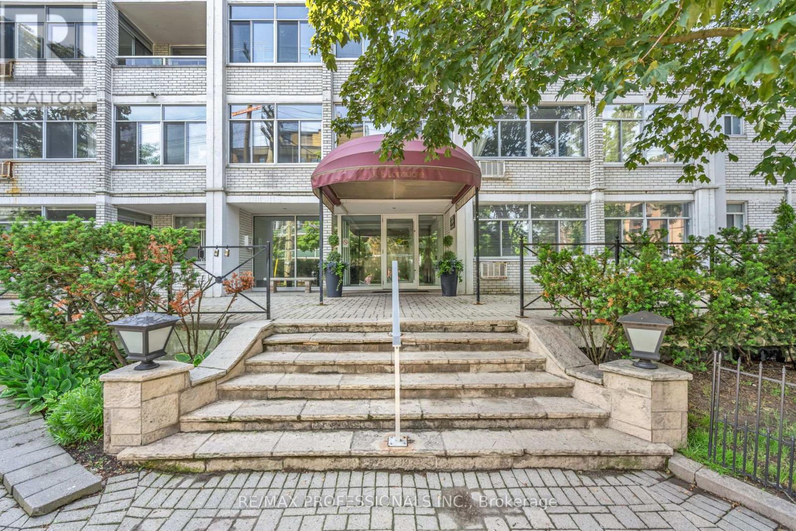 #303 335 LONSDALE ROAD - 28